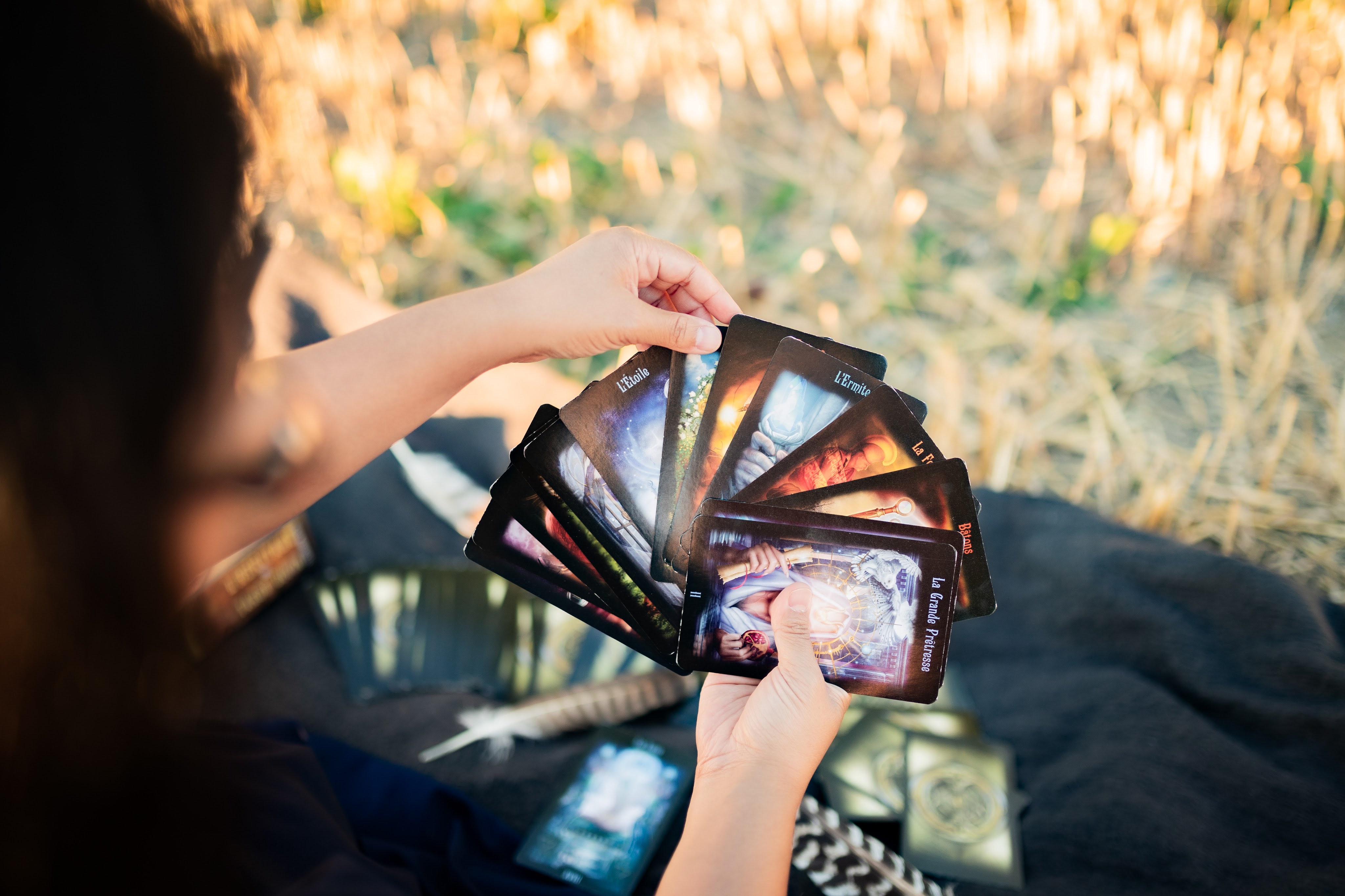 gros plan sur des cartes de tarot tirées lors d'une guidance par une praticienne en constellations familiales et systémiques et thérapeute psycho-spirituelle exerçant à Renens et Morges dans la région de Lausanne, dans le canton de Vaud en Suisse