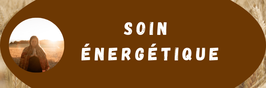 dans le canton de Vaud, image d'une thérapeute en constellations familiales et systémiques et thérapie psycho-spirituelle exerçant un soin énergétique, les mains en prière, dans un pré situé vers Morges, Renens et Lausanne