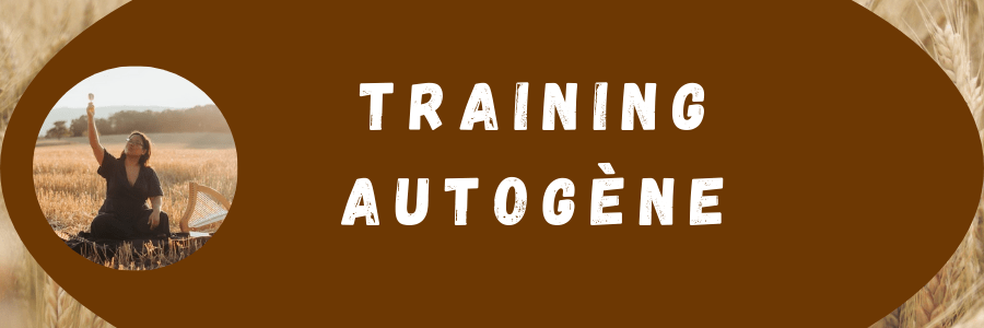 image montrant une thérapeute en constellations familiales et systémiques et thérapie psycho-spirituelle assise à l'extérieur vers Morges, Renens et Lausanne dans le canton de Vaud, portant une plume et en train d'enseigner le training autogène