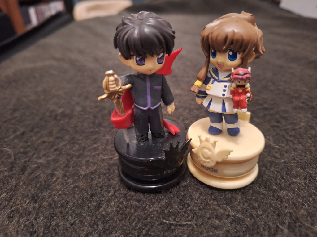 gros plan sur deux figurines posées lors d'une séance de constellations familiales et systémiques par une thérapeute psycho-spirituelle à Lausanne en Suisse