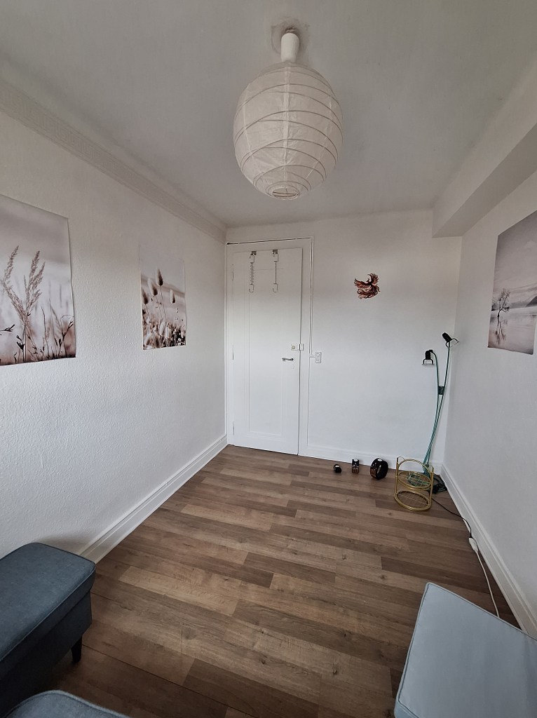 image montrant un cabinet de thérapie psycho-spirituelle, sur lequel on voit une séance de constellations familiales et systémiques sur les relations amoureuses ayant lieu à Morges, en Suisse romande, dans le canton de Vaud