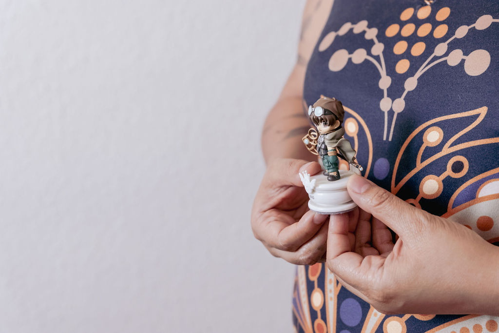 Gros plan sur une figurine représentant un guerrière magicien, tenu dans les mains d'une thérapeute holistique suisse, lors d'une séance de constellations familiales et systémiques à Morges en Suisse, près de Lausanne et Renens