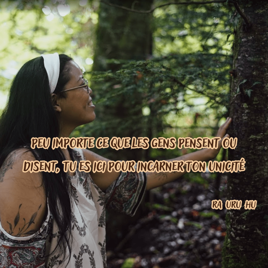 Portrait d'une thérapeute holistique, facilitatrice en constellation familiale et systémique sur Vaud, vers Lausanne, Renens et Morges, lors d'une séance de constellations en groupe. Elle pratique également le Coaching holistique, le Human Design et les Guidances en Suises romande. 