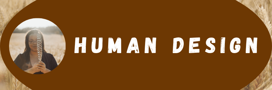 Portrait d'une thérapeute holistique en constellations systémiques et familiales et human design en Suisse romande exerçant dans un champ vers Lausanne, Morges et Renens, dans le canton de Vaud. Elle tient une plume dans la main et a les yeux fermés.